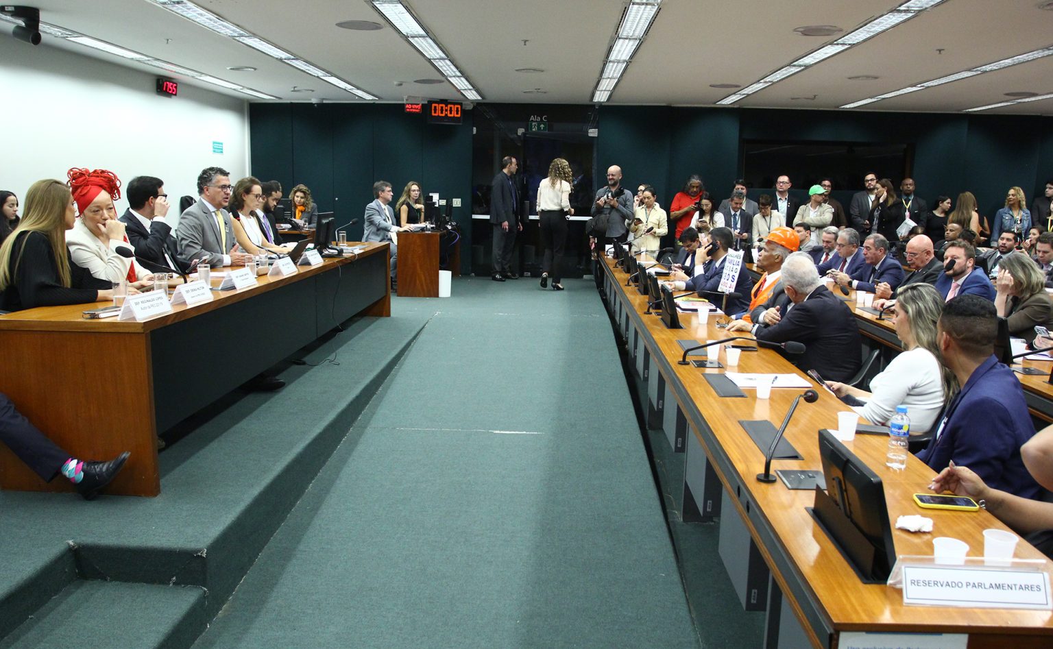 CNC aponta riscos em relatório que propõe redução constitucional da jornada CNC aponta riscos em relatório que propõe redução constitucional da jornada