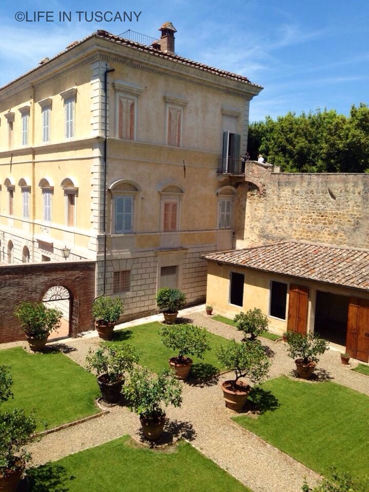 IL CASTELLO DI BELCARO. BELCARO CASTLE Life in Tuscany