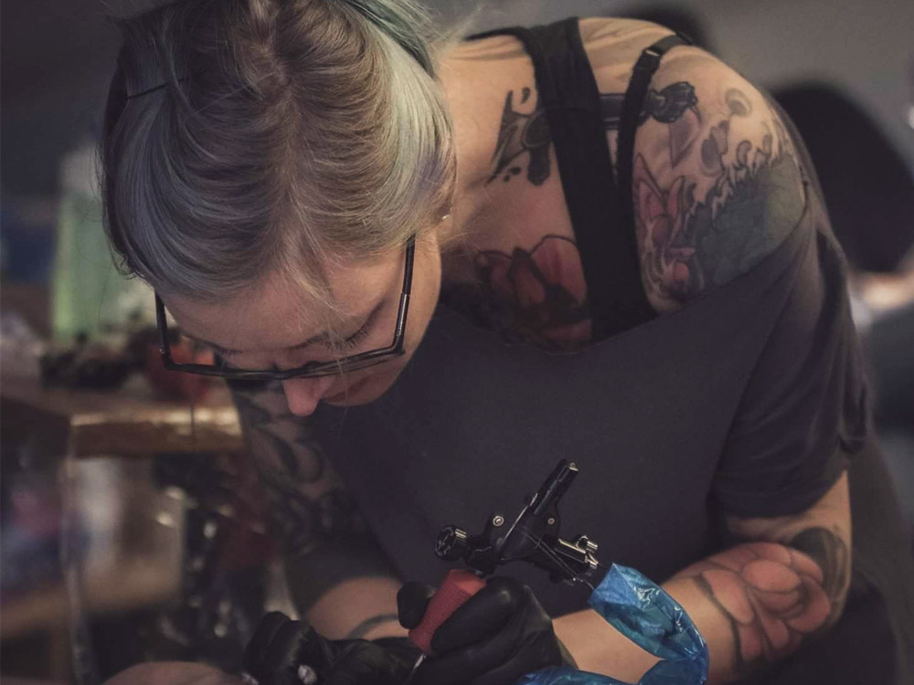 Paulina Kemnitz, Tätowiererin aus Berlin Feelfarbig / Tattoos sind Kunst.