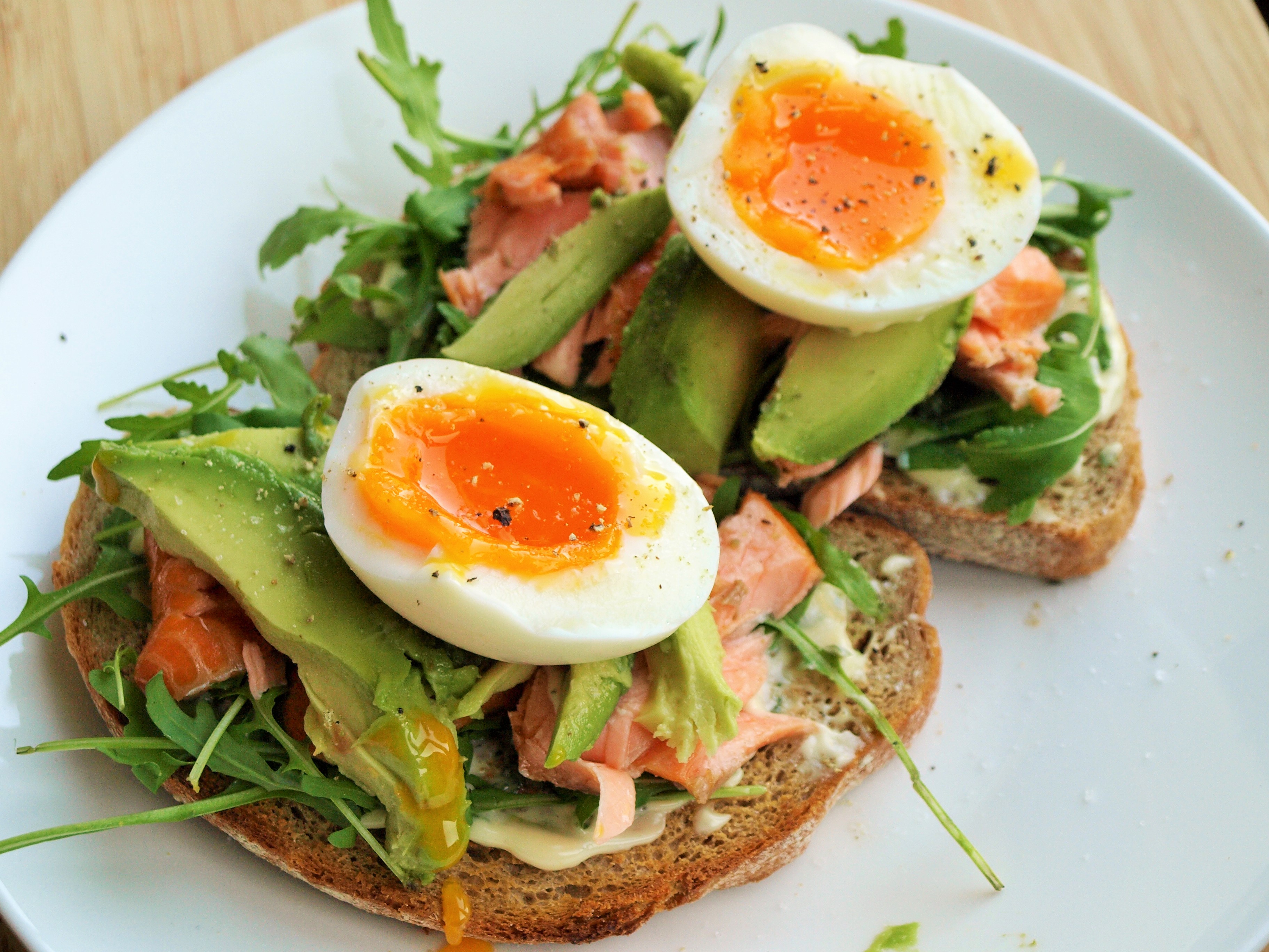 Weekendlunch; Toast Met Kruidenmayonaise, Rucola, Warm Gerookte Zalm, Avocado En Zacht Gekookt Ei – Feelingfoodtoday.nl