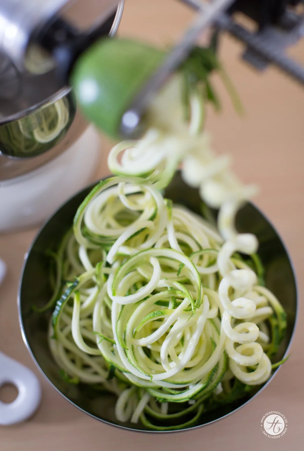 Zoodles, asiatisch, mit KorianderPesto, gerösteten Erdnüssen und Chili LowCarbGlück