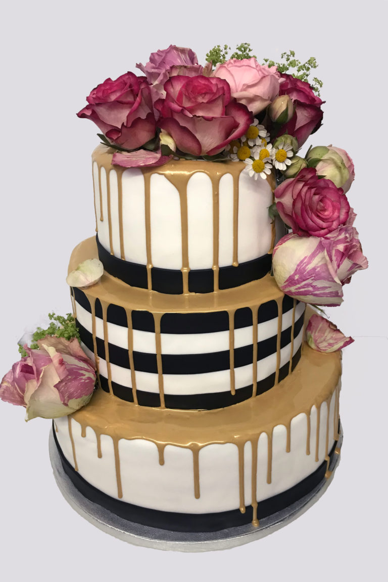 elegante Torte mit Golddripping Hochzeitstorten Café Conditorei