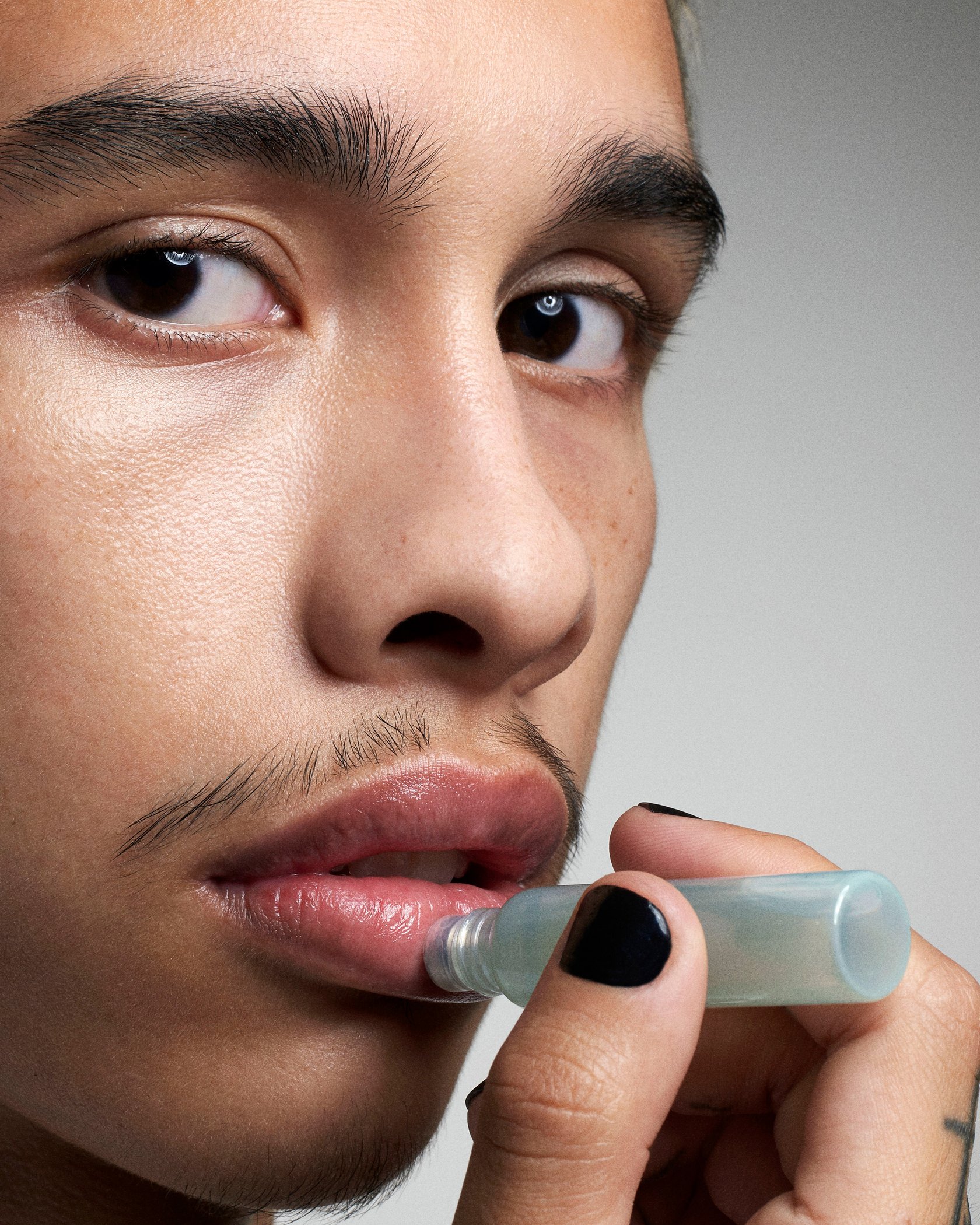 驚喜出演《永恆族》後，Harry Styles 帶來自創的中性美妝品牌 Pleasing The Femin