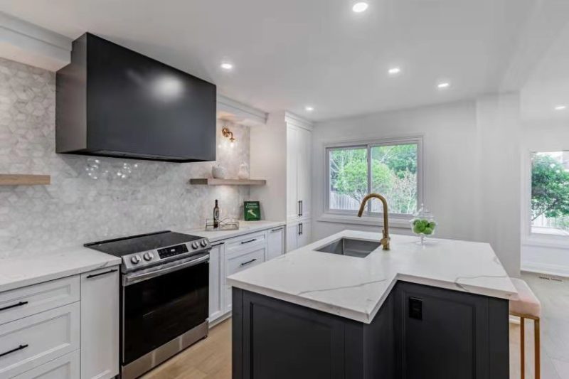 Modern Kitchen with Black and Gold Accents FengFa™ Kitchen