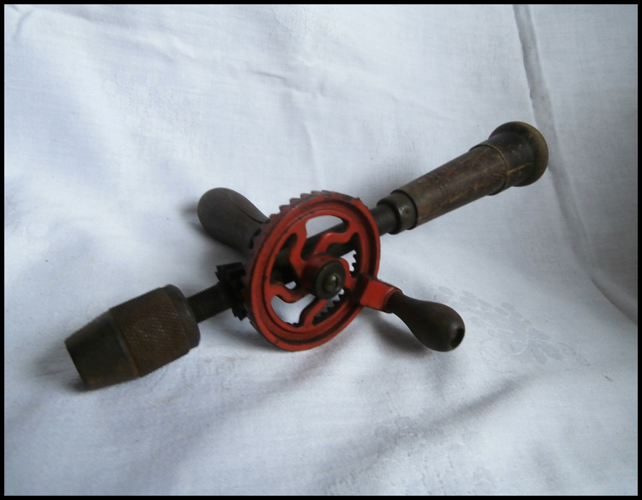 antiker alter Handbohrer / Handbohrmaschine mit Bohrerfach im Griff (8