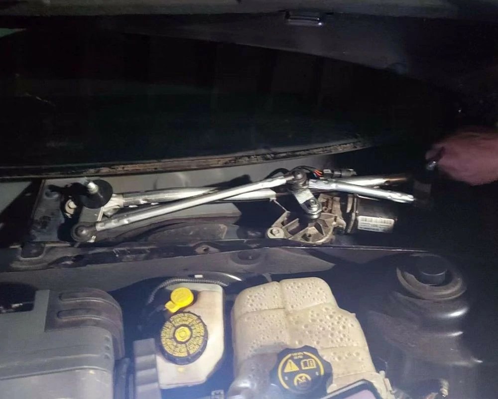 Diagnosing Windshield Wiper Linkage Issues FenteWiperlinkage