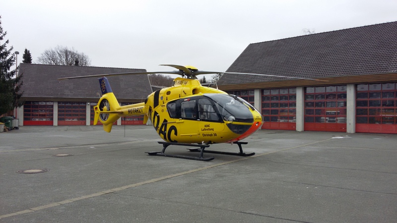 07.01.2016 Rettungshubschrauber landet auf Feuerwehrhof Freiwillige