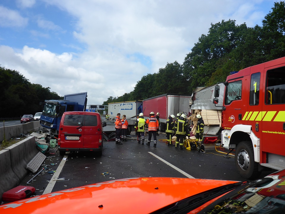 Nr. 141 6 Verletzte und ein Toter nach schwerem LKWUnfall auf der A2
