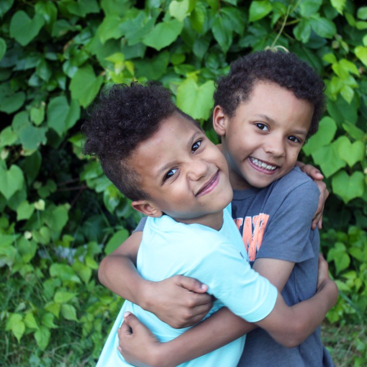 dois meninos que parecem abraço