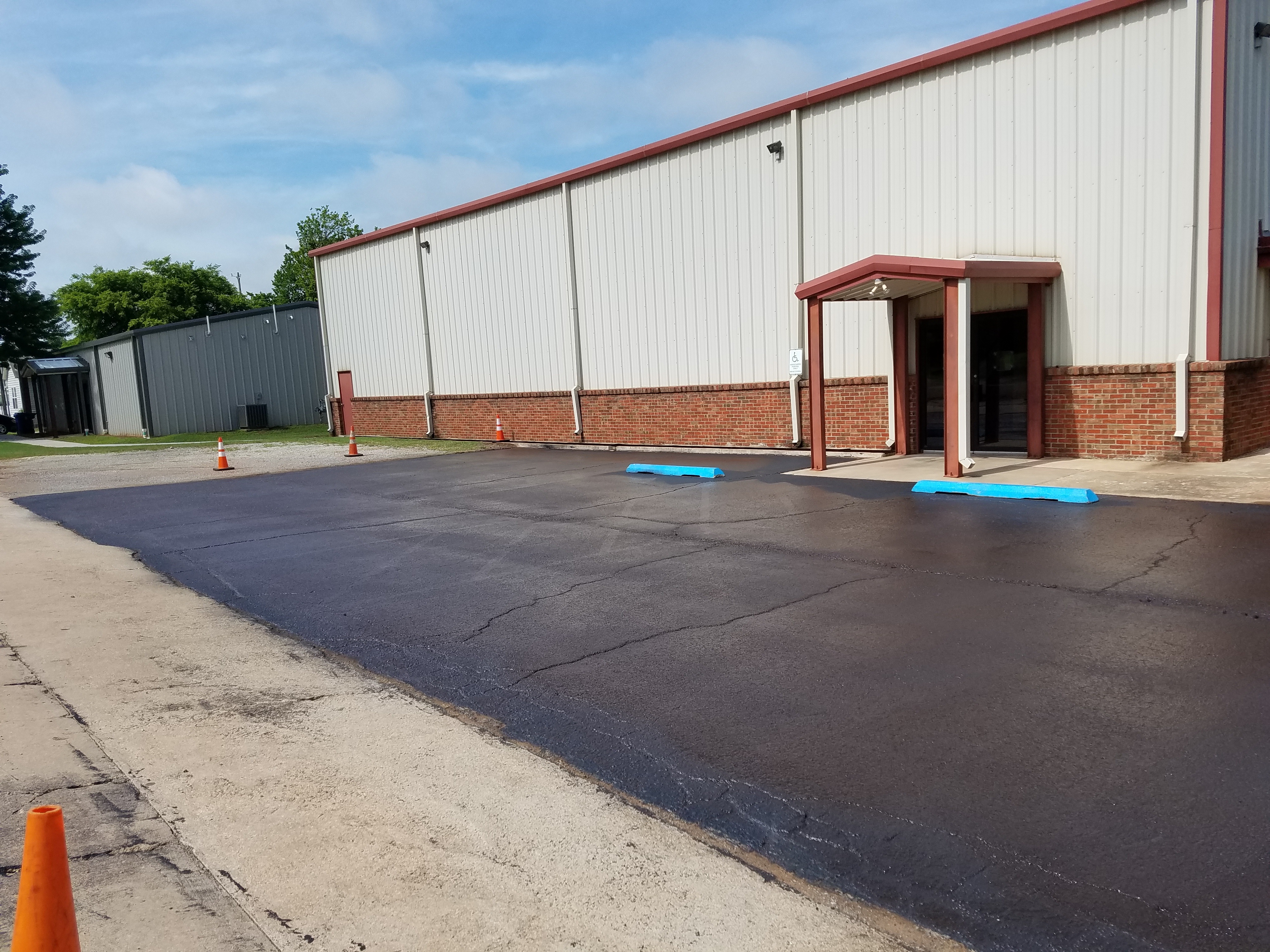 Asphalt seatcoating, seal coating of parking lots in OK by Field