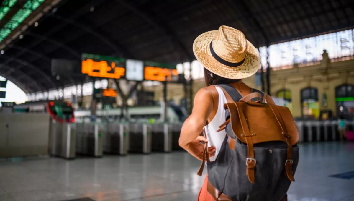 🚶How To Stay Safe While Traveling Alone [2024] 15 Best Tips