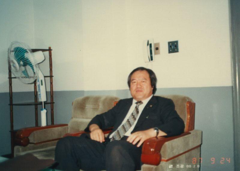 [노무현 사료관] [사무실에 앉아있는 김광일 변호사]