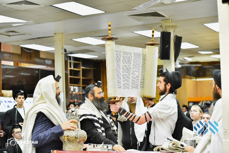 Erev Shabbos Chanukah Around Crown Heights