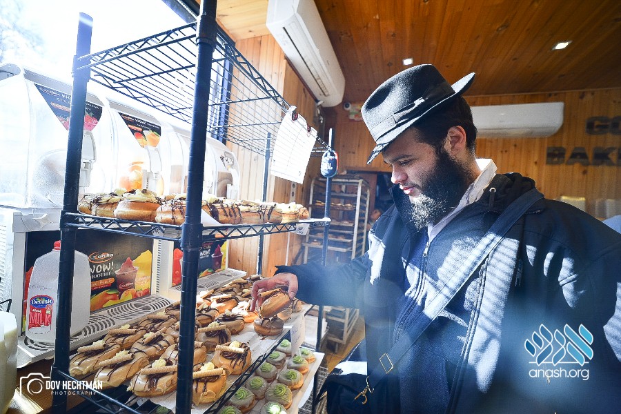 Erev Shabbos Chanukah Around Crown Heights