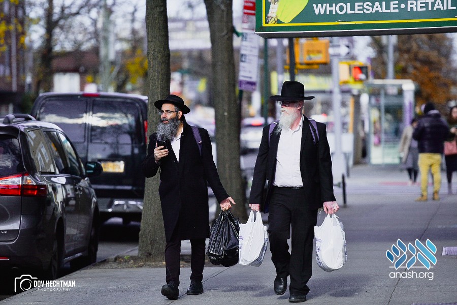 Erev Shabbos Chanukah Around Crown Heights