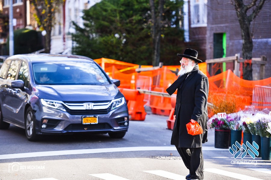 Erev Shabbos Chanukah Around Crown Heights