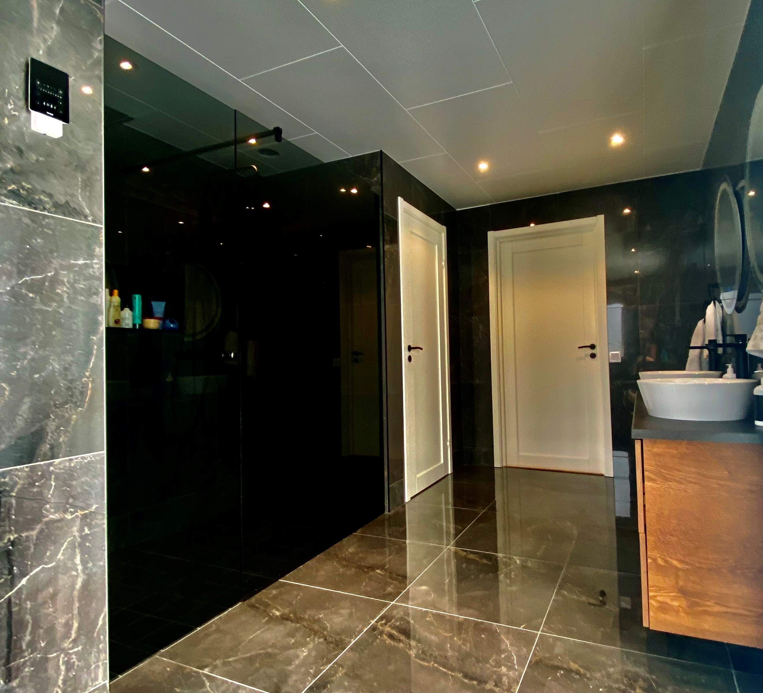 Dusch Med Glasvägg Glasvägg till dusch med pris. Svensktillverkat.