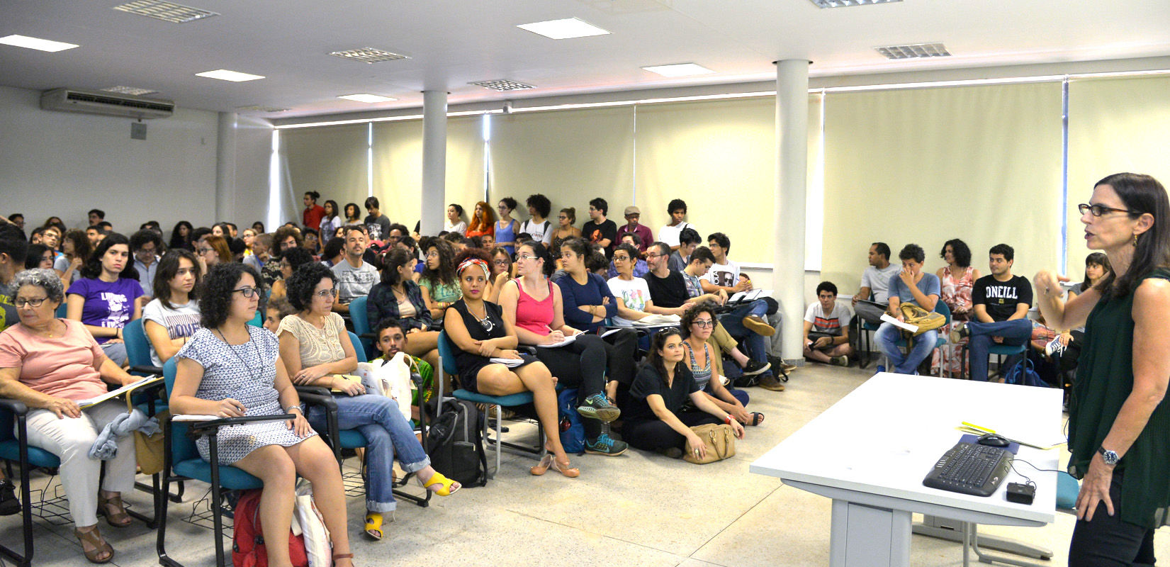 Lilia Moritz Schwarcz palestra em evento da pósgraduação