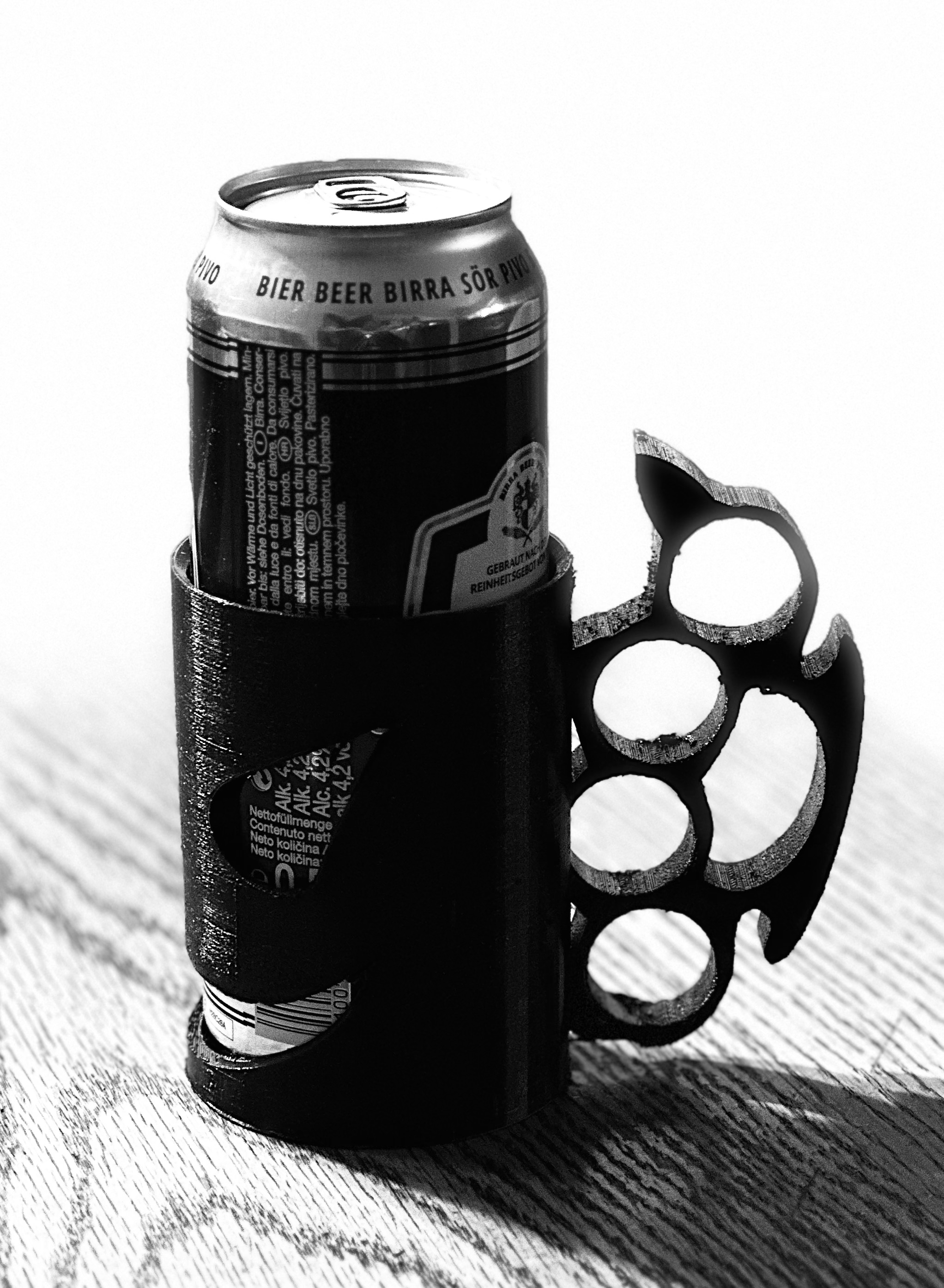 STL file Beer can holder with brass knuckles handle The perfect