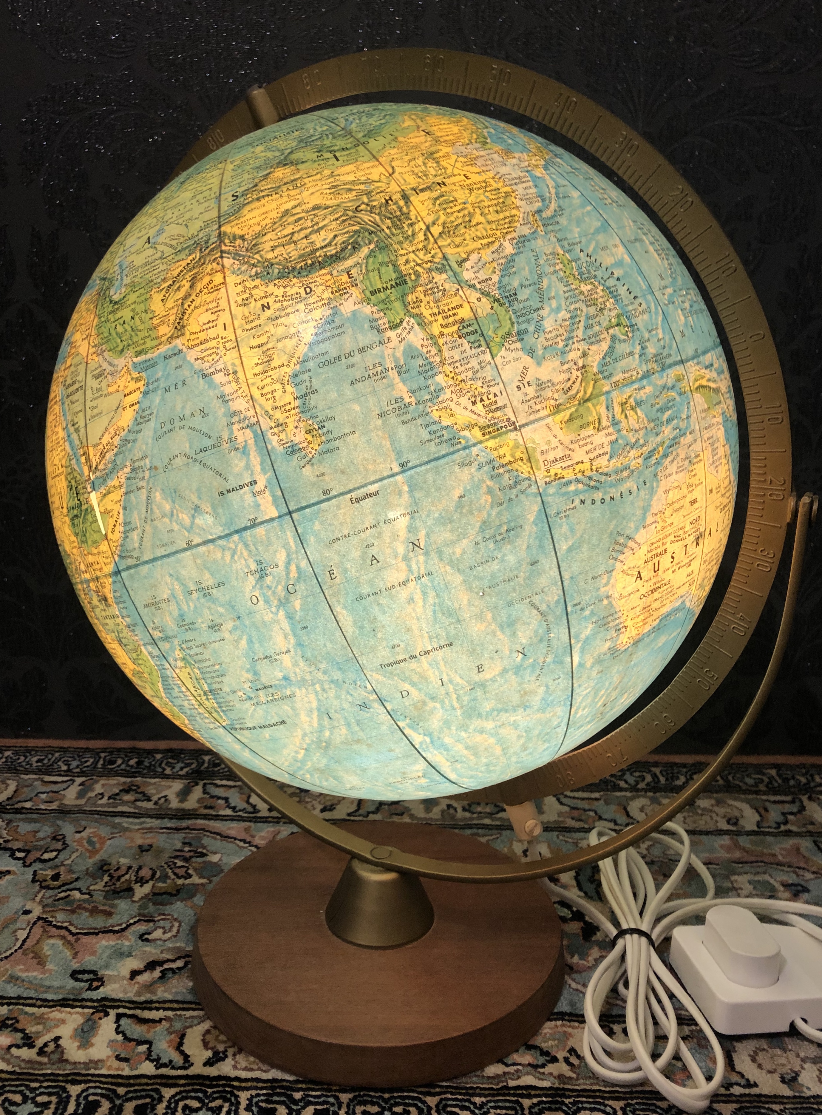 Globus aus Glas von 1970, beleuchtet