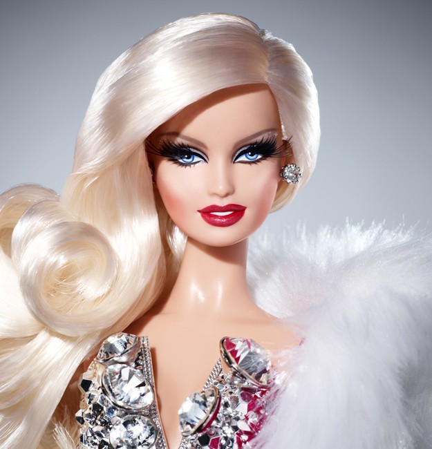 Mattel lanzará la primera Barbie Drag Queen BELOW THE LINE, RETAIL