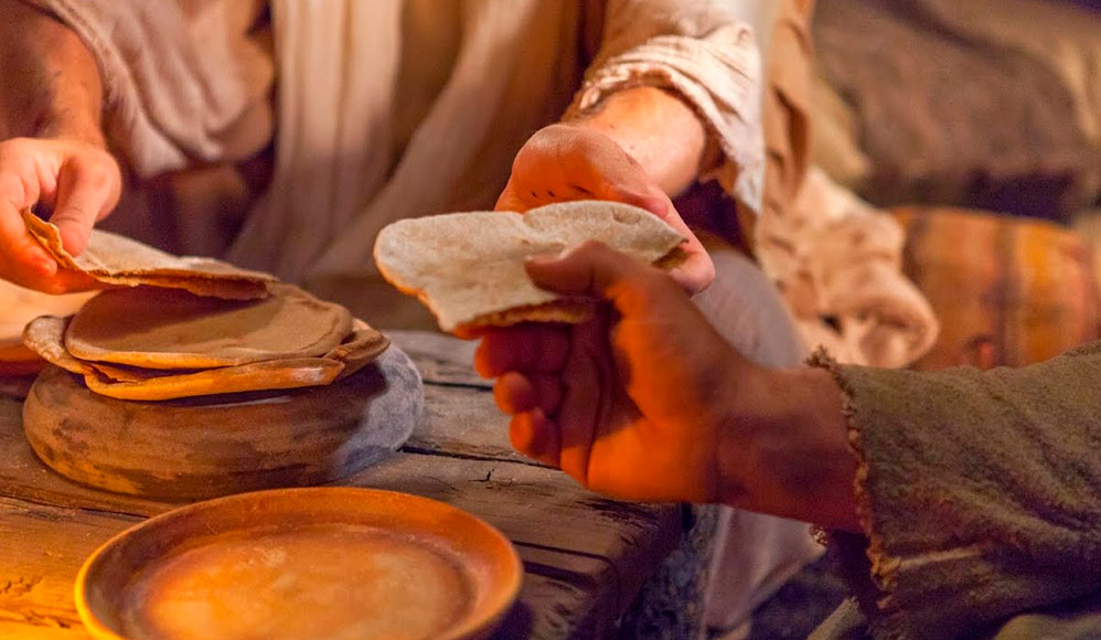 La Santa Cena ¿Por qué comemos el pan antes de tomar el agua?
