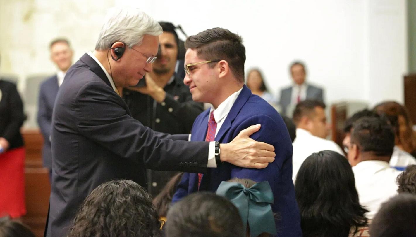 Élder Gong Al buscar un compañero eterno, miren su corazón, potencial