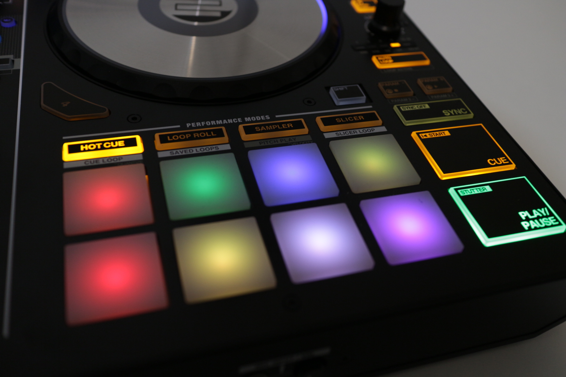 Review de Reloop Mixon 4, controlador integral para Serato DJ y Djay