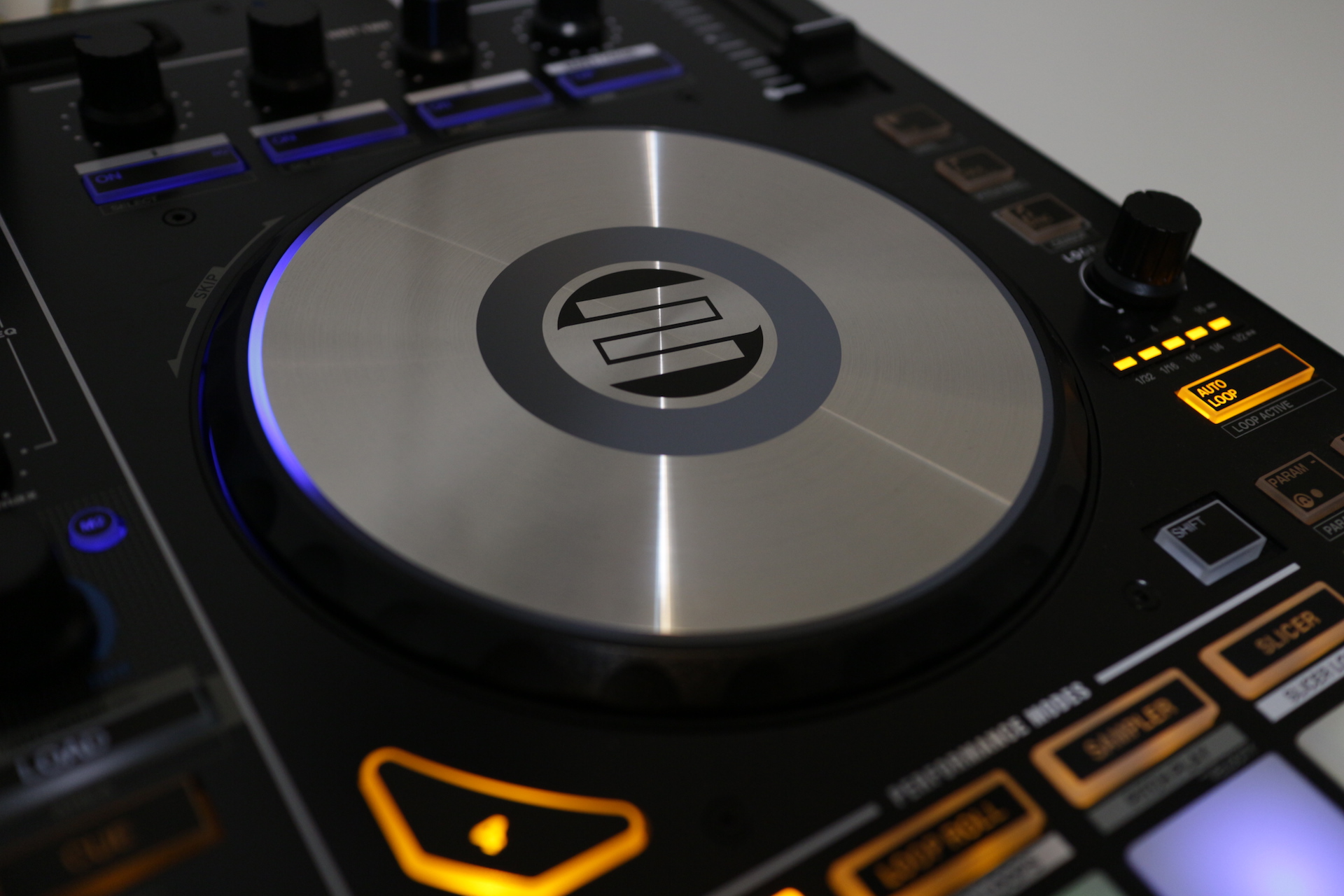 Review de Reloop Mixon 4, controlador integral para Serato DJ y Djay