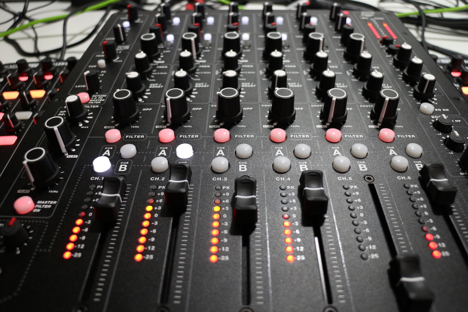 Review de PLAYdifferently Model 1, el mixer DJ imaginado por Richie