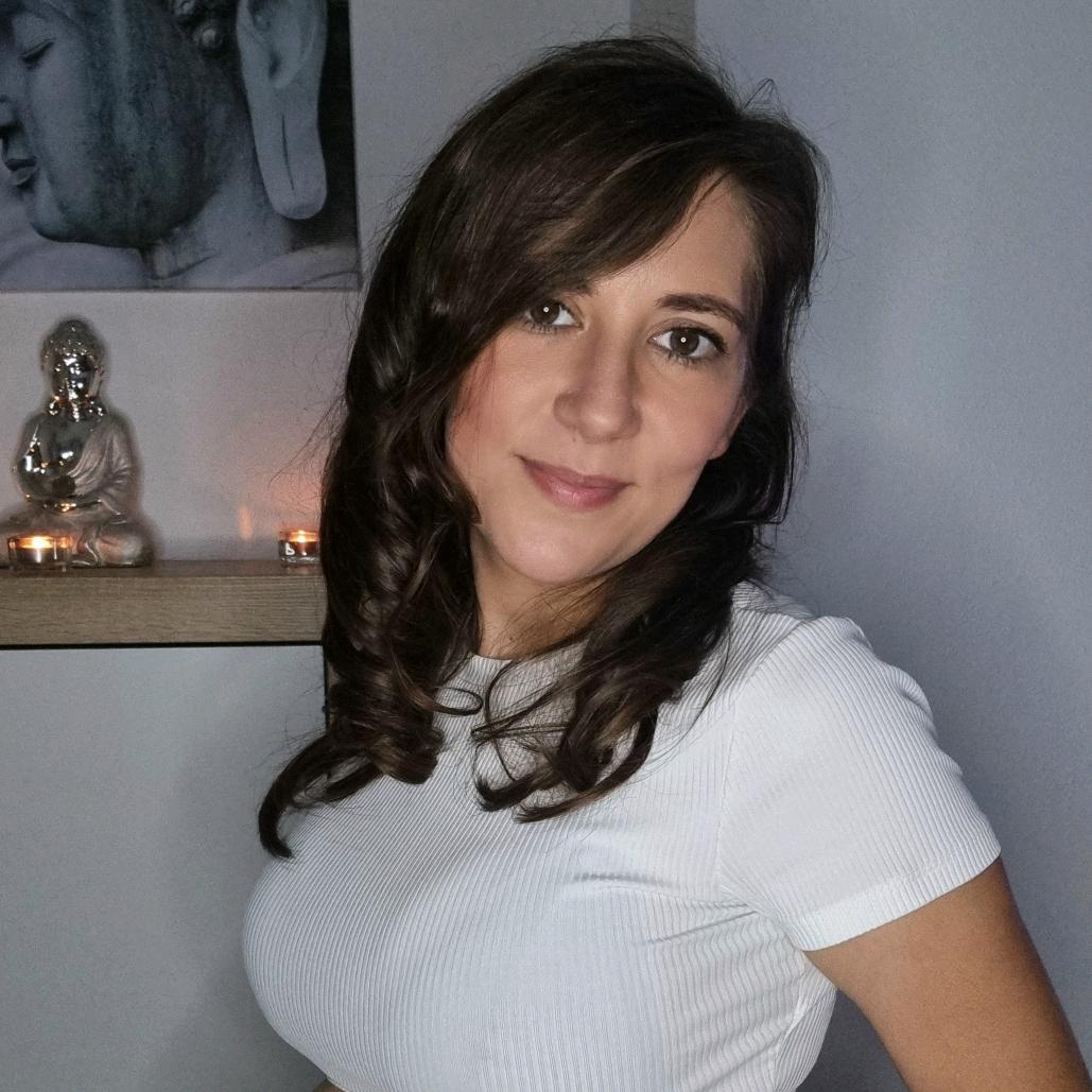 Contact isabel fernandez - Creator and Influencer