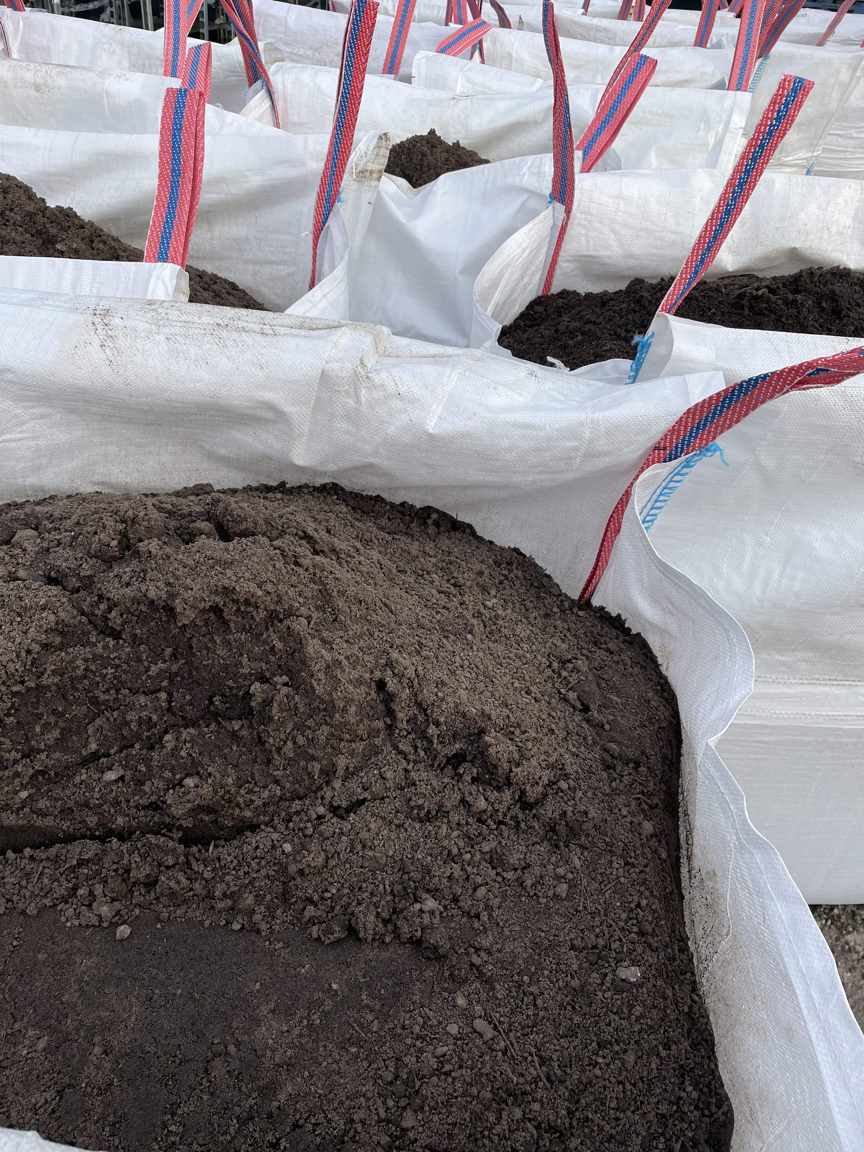 Bulk bag of top soil