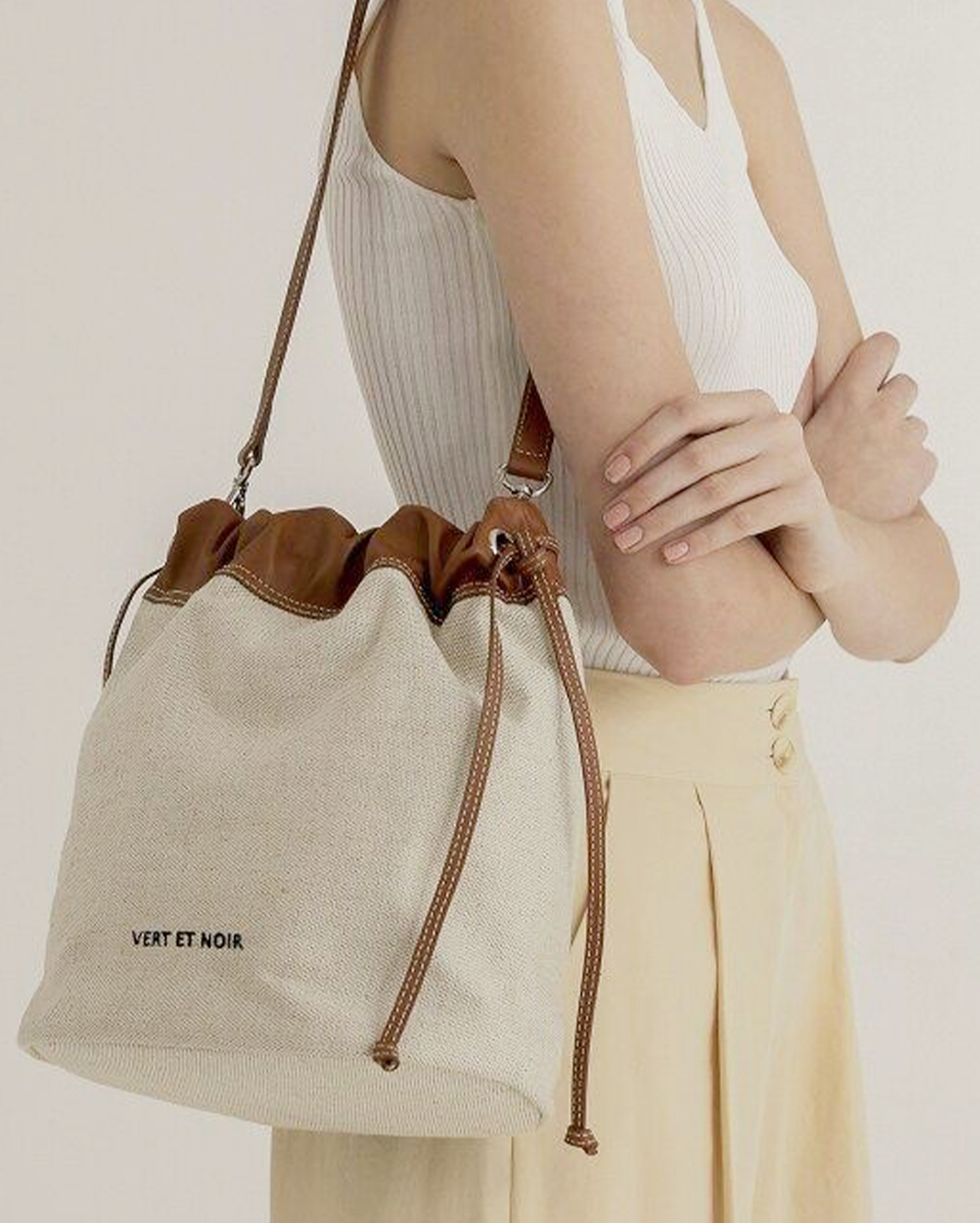 สำรวจแฟชั่น ‘กระเป๋าหูรูด’ ที่ได้รับความนิยมมากในปัจจุบัน จะหยิบมาแมตช์