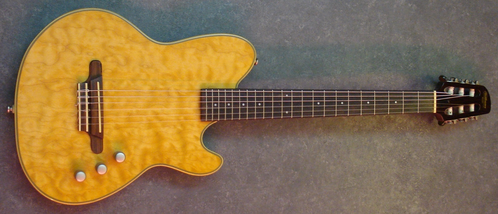 Polyphia estrenan el single "Playing God" y nuevas guitarras Ibanez con cuerdas de nylon