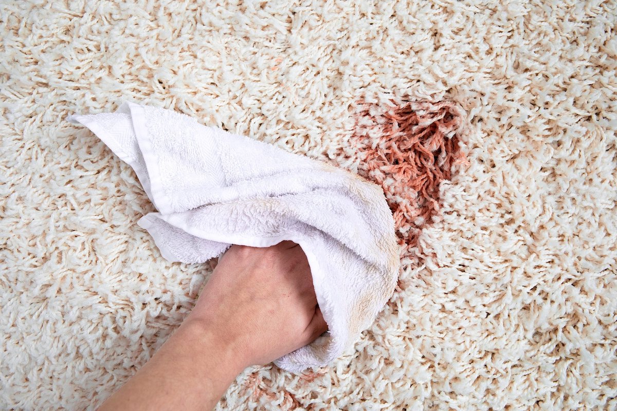 Our top tips for cleaning a carpet with baking soda and white vinegar