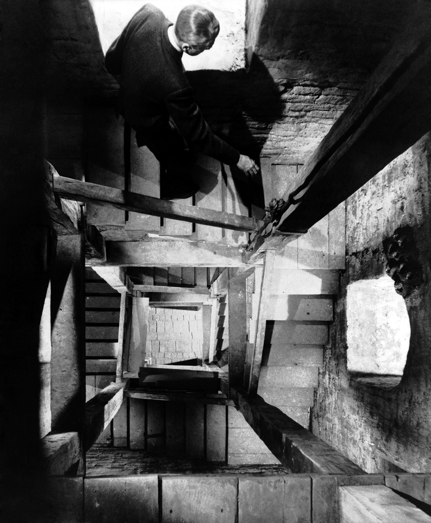 VERTIGO (1958) Hitchcock hits the heights?