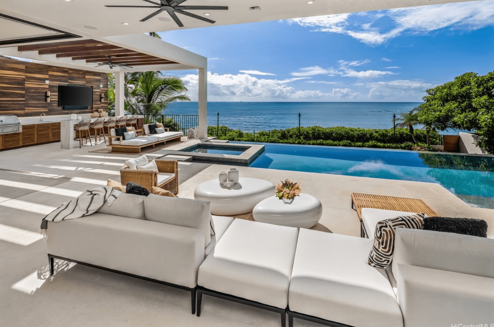How the rich afford to buy luxury homes they barely use - Home with a nice pool in Honolulu 