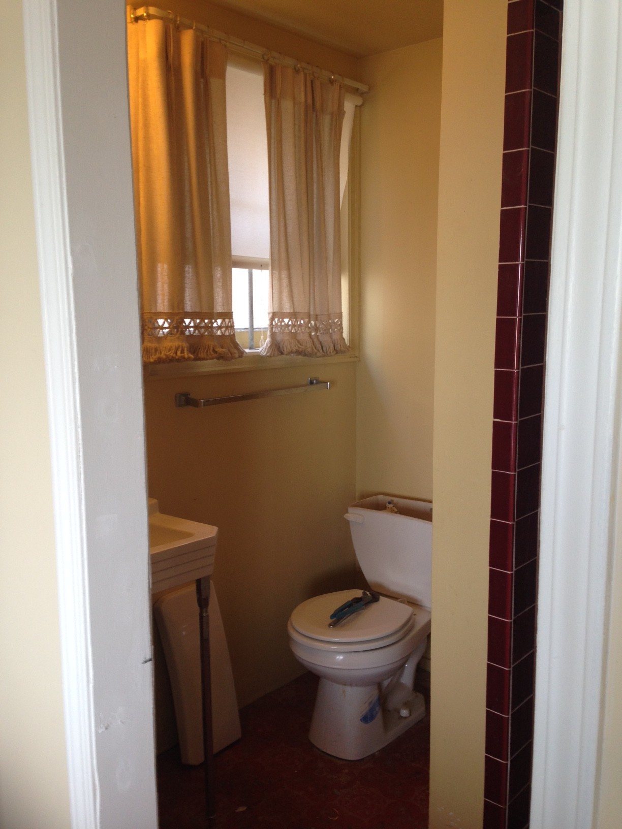 Old crappy bathroom - The True Cost Of Building A Luxury Master Bathroom