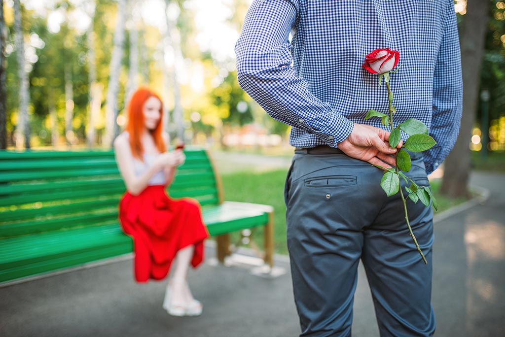 How to charm a girl on the first date. 20 Tricks most men Find
