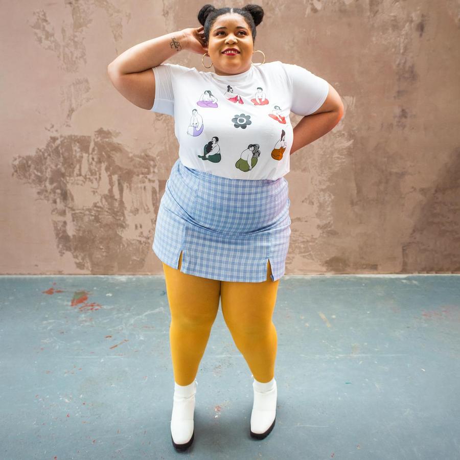 Brands that don't retouch their models. This curvy model wears mustard yellow tights from Snag Tights. 