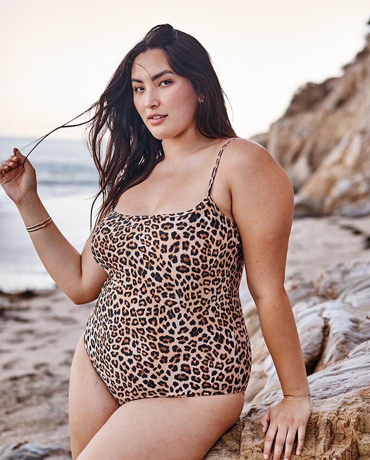 Brands that don't retouch their models. This curvy model with keratosis pilaris models a leopard bathing suit for Summersalt.