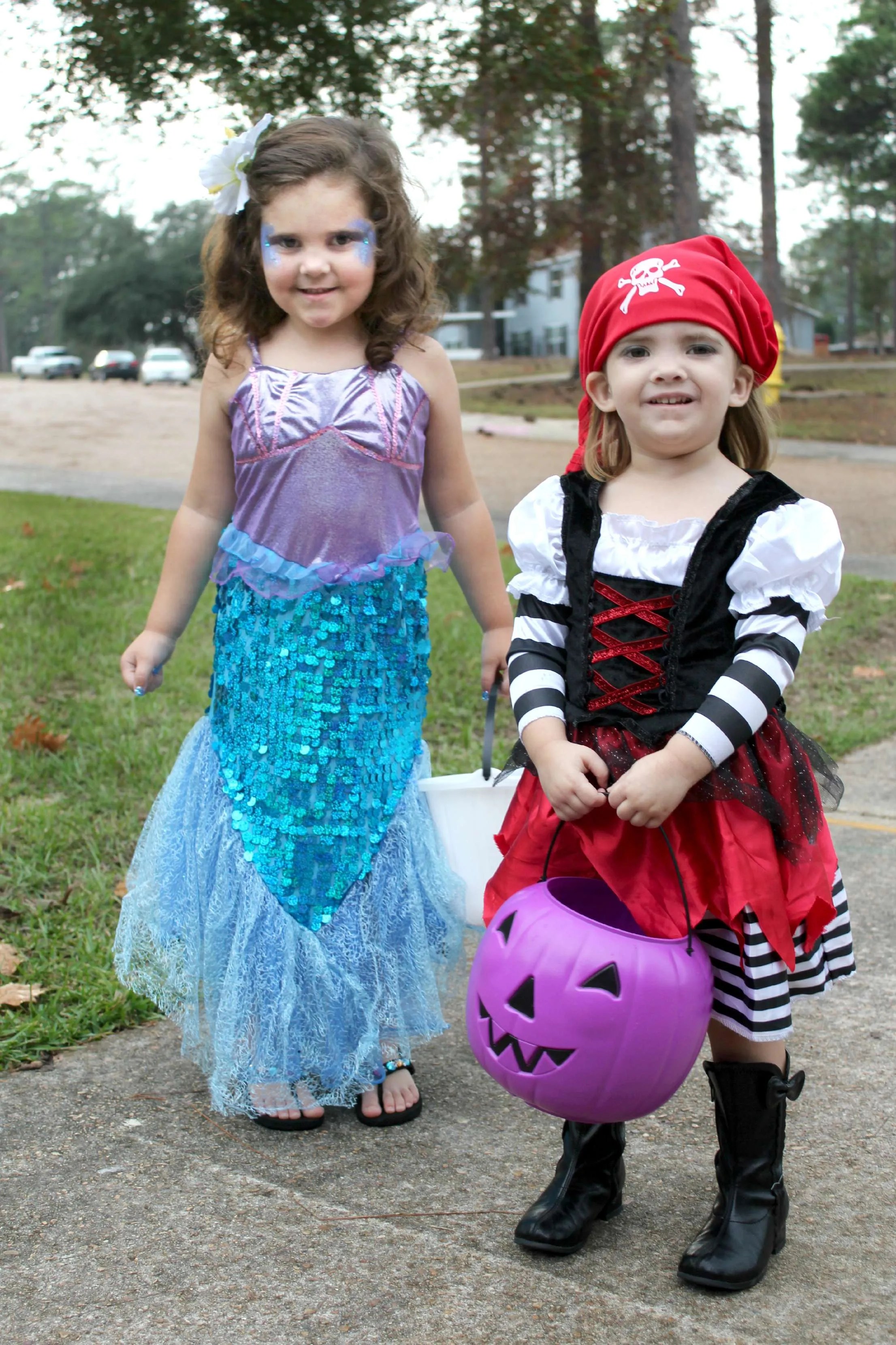 21 Halloween Costumes for Sisters Finding Mandee