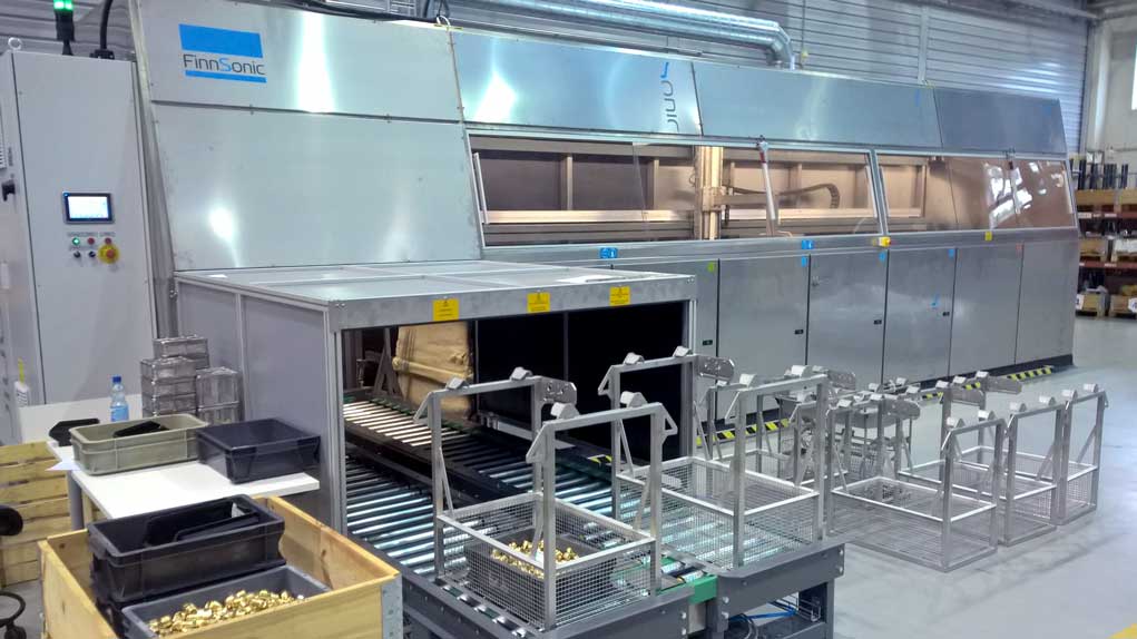 Cleaning the components of a fire protection system - FinnSonic