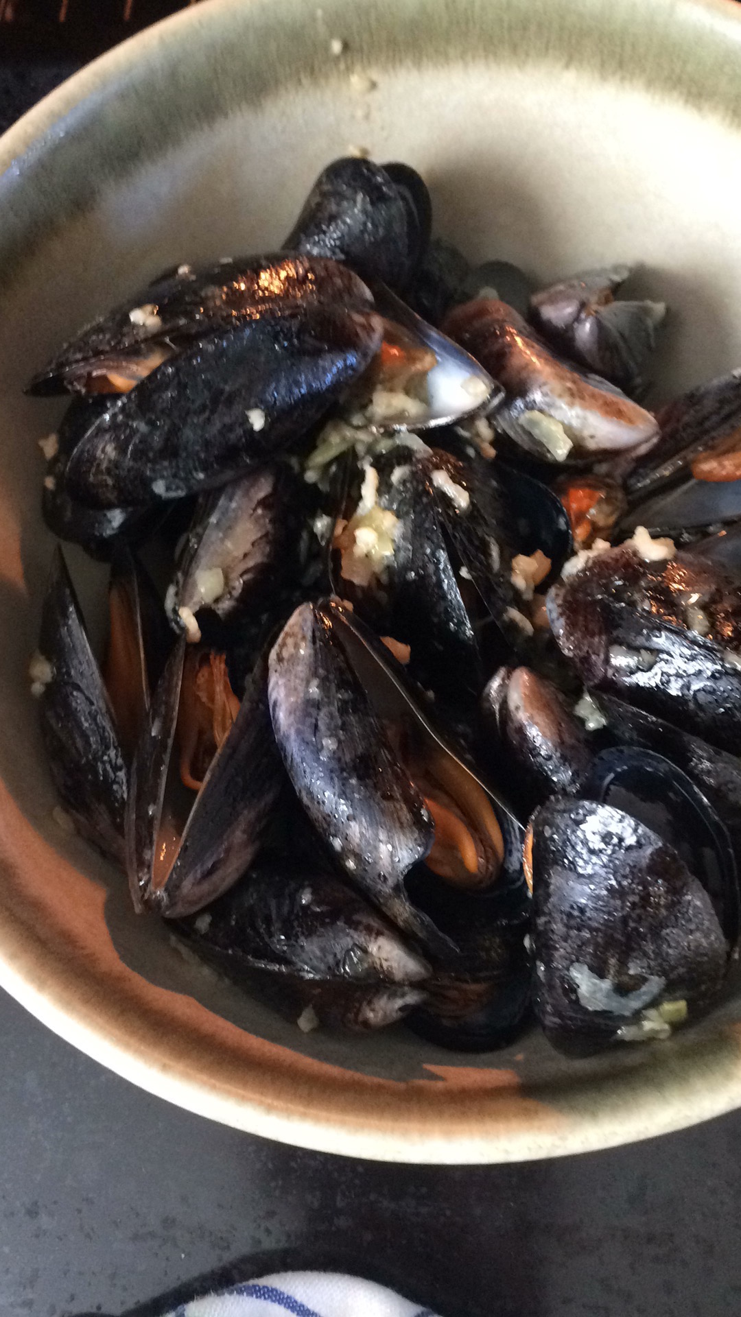 Mussels in white wine & creamy garlic sauce finnzkitchen