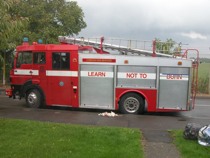 Fire Engines Photos D822 FYM New livery water tender ladder