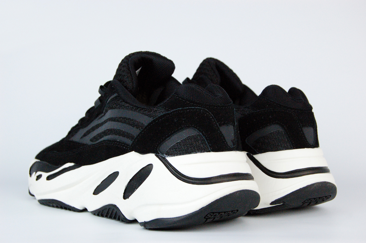кроссовки Adidas Yeezy Boost 700 Black / White купить за 3490 руб. в