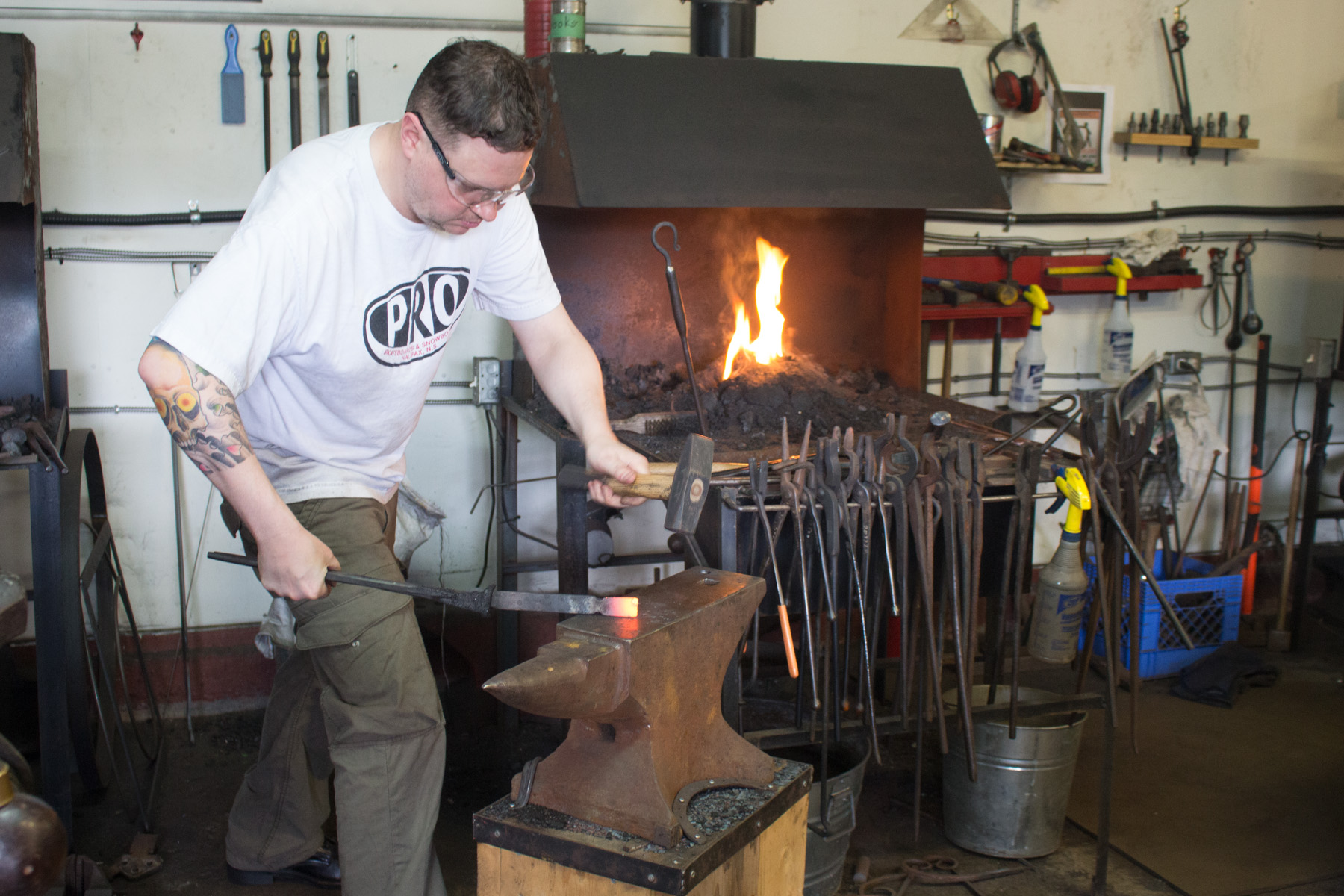 The complete modern blacksmith (1997 edition) Open.