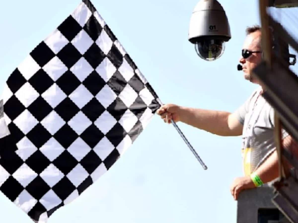 Blue Flag F1 What does blue flag in Formula 1 means?