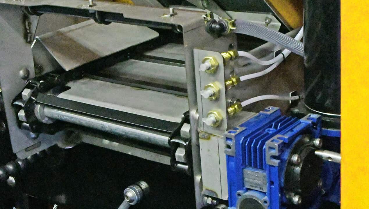 POLYCASTER™ Spreader Poly Broadcast Spreader FISHER®