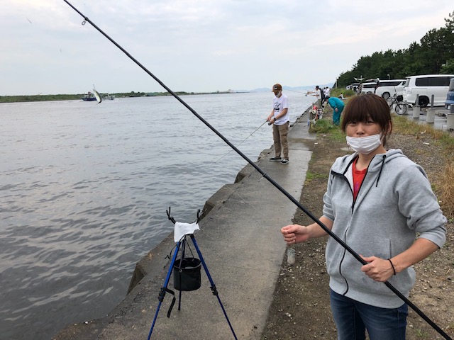 サビキ釣りでも15cm前後の小サバが釣れてます。サバをエサにしてノマセ釣りで青物・スズキ狙いをされている方もいます。一発大物に期待。